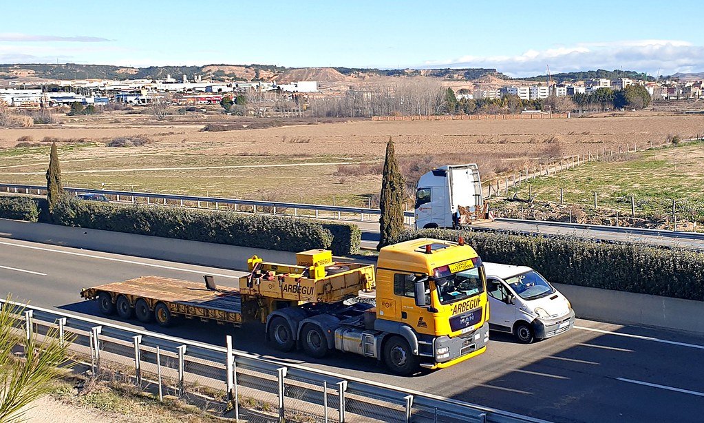 DEMO · Tractocamión con remolque cama baja (lowboy)