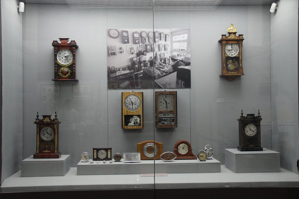 DEMO · Colección de 6 relojes de pared antiguos